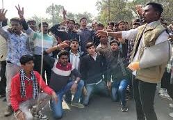 मंदसौर में ABVP ने जलाया पुतला, कॉलेज प्राचार्य बोले जींस-टॉप पहनकर आने को, पढ़े खबर