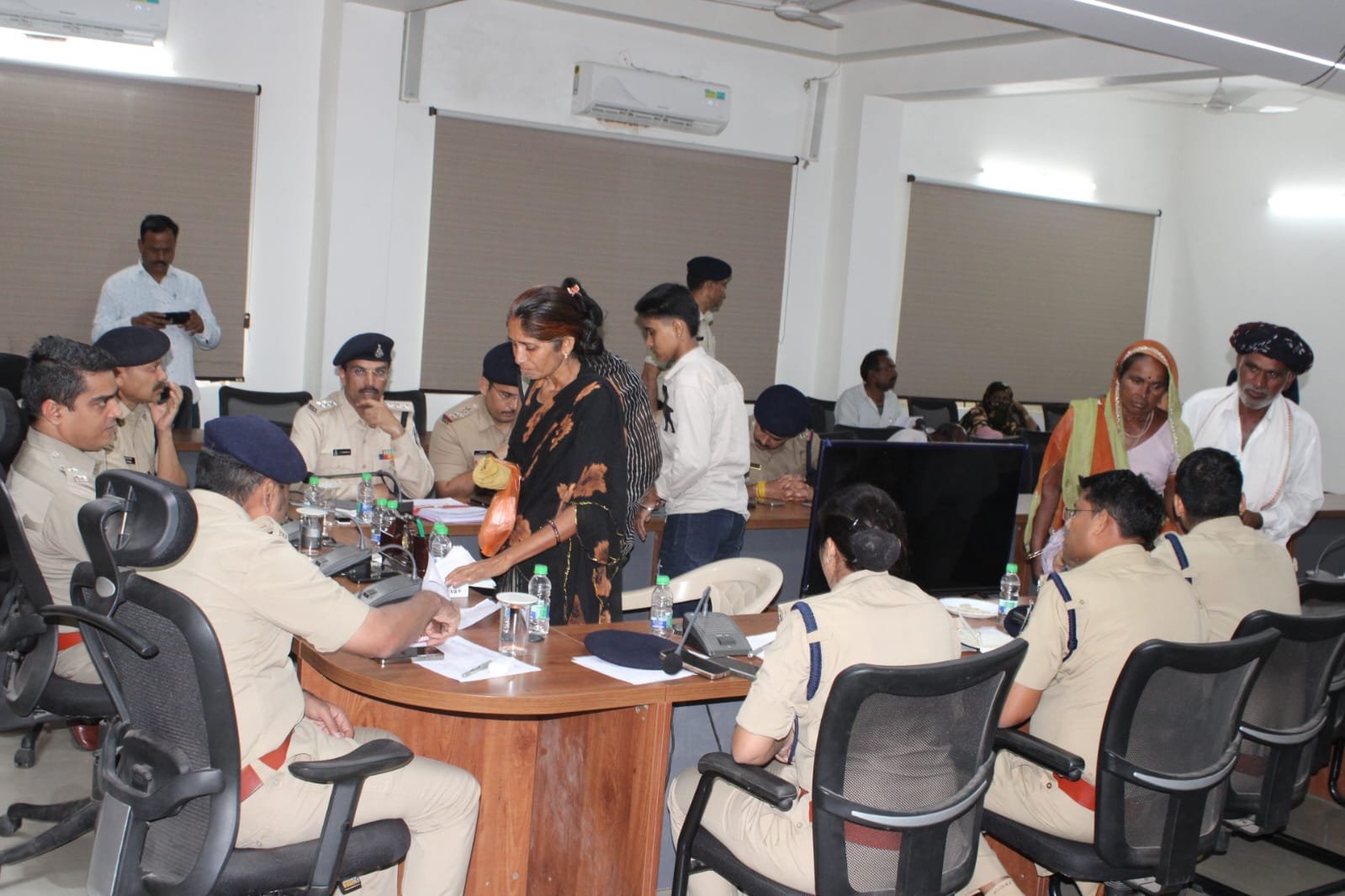 मंदसौर पुलिस की जनसुनवाई में 46 शिकायतों का मौके पर निराकरण, अधिकारियों ने दिए तत्काल कार्रवाई के निर्देश