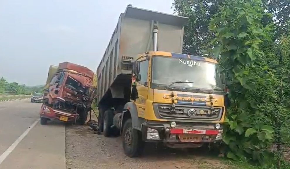 बुधनी में भीषण सड़क हादसा, खड़े डम्पर से पीछे टकराया आयशर ट्रक, 2 लोगों की मौके पर मौत, 1 गंभीर घायल