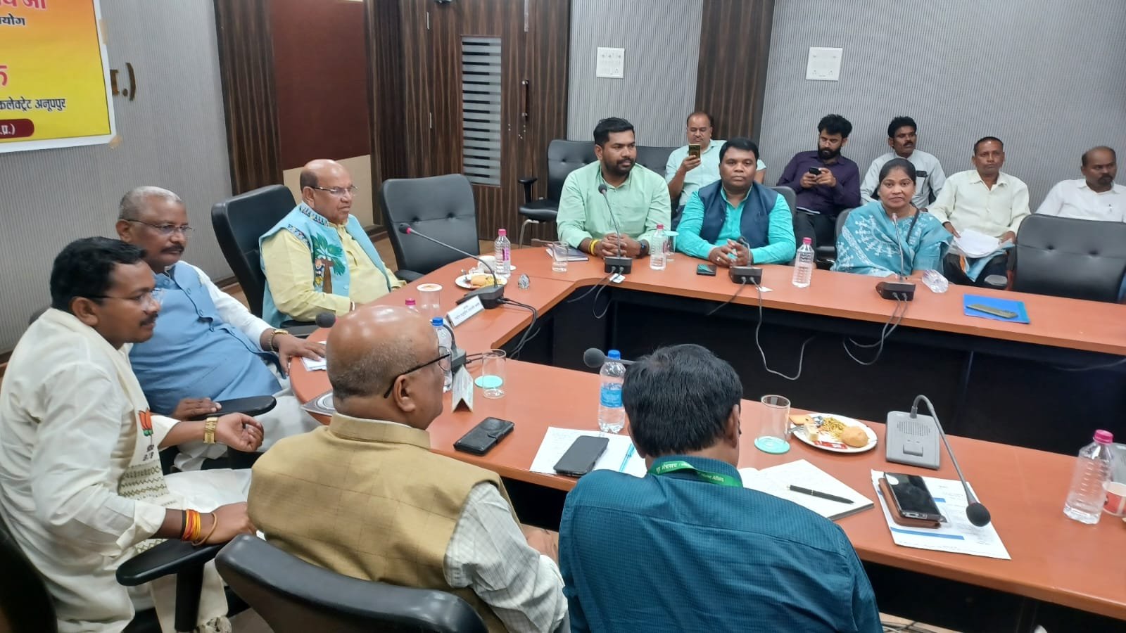 जनप्रतिनिधियों, सामाजिक कार्यकर्ताओं के साथ राष्ट्रीय अनुसूचित जनजातीय आयोग के अध्यक्ष ने की बैठक