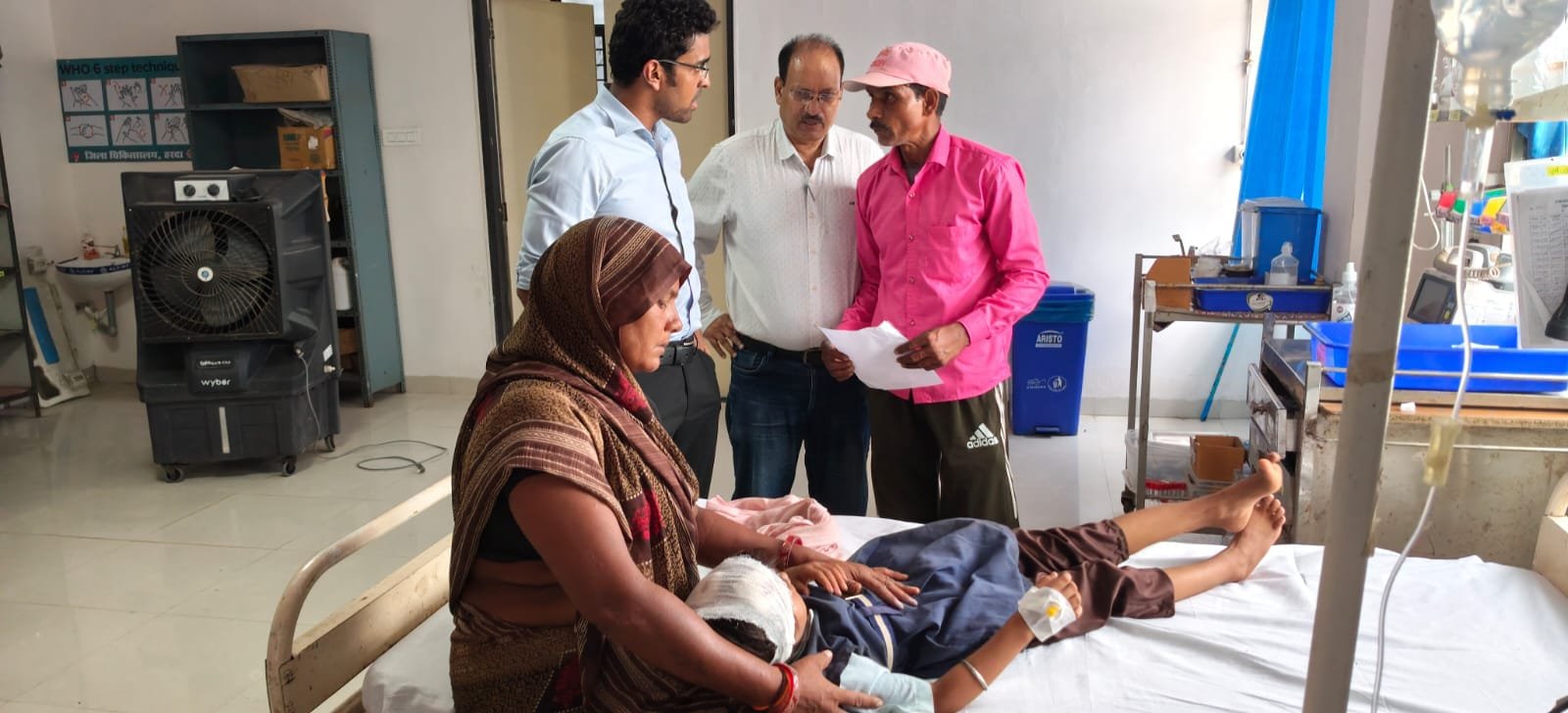 हरदा के सरकारी स्कूल में बड़ा हादसा टला, छत से गिरे सीमेंट के टुकड़े, छात्रा घायल, शिक्षा विभाग में मचा हड़कंप!