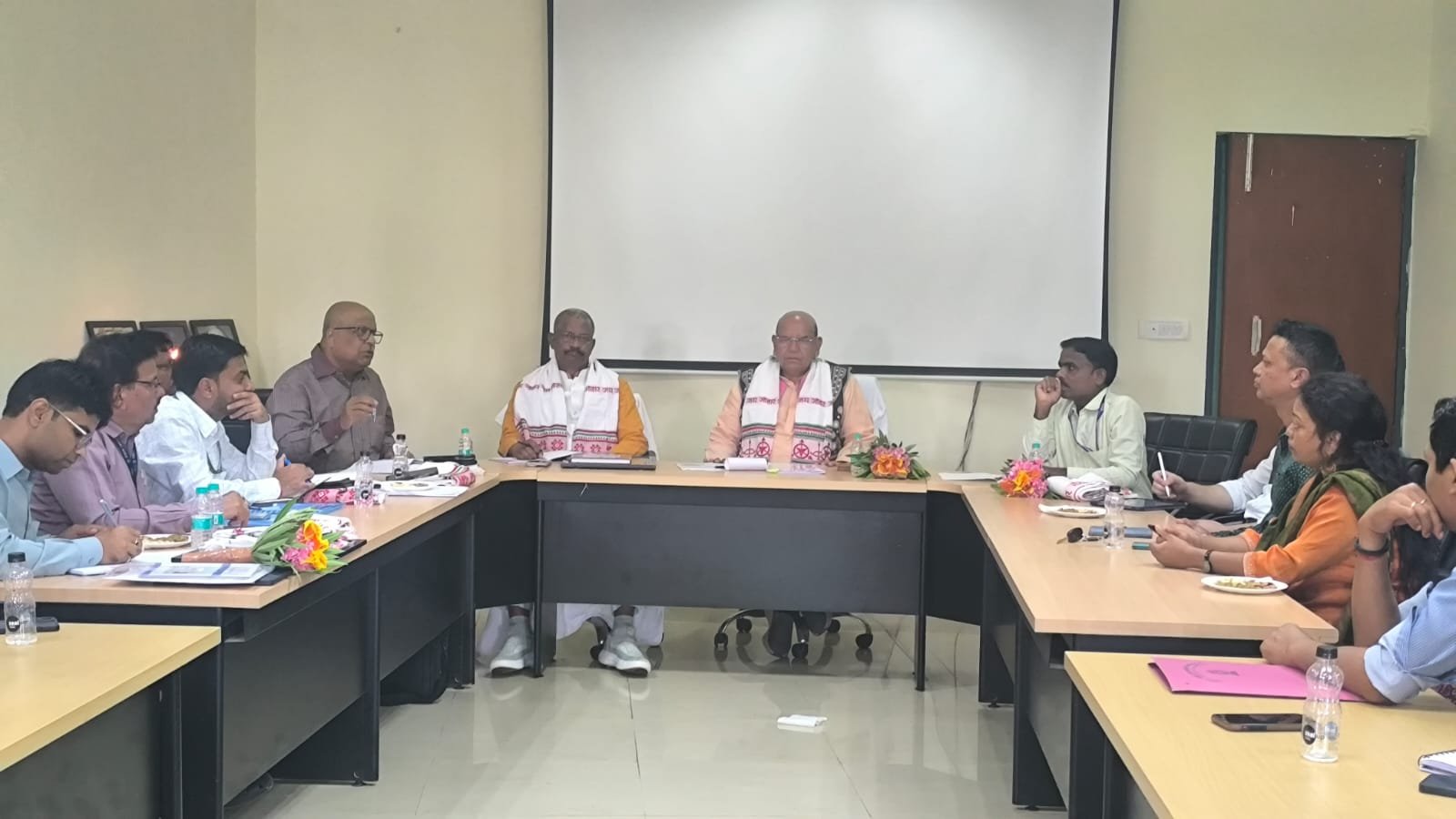 राष्ट्रीय अनुसूचित जनजाति आयोग के अध्यक्ष ने अमरकंटक विश्वविद्यालय के जनजातीय वर्ग के अधिकारियों एवं प्रतिनिधियों के साथ  की बैठक