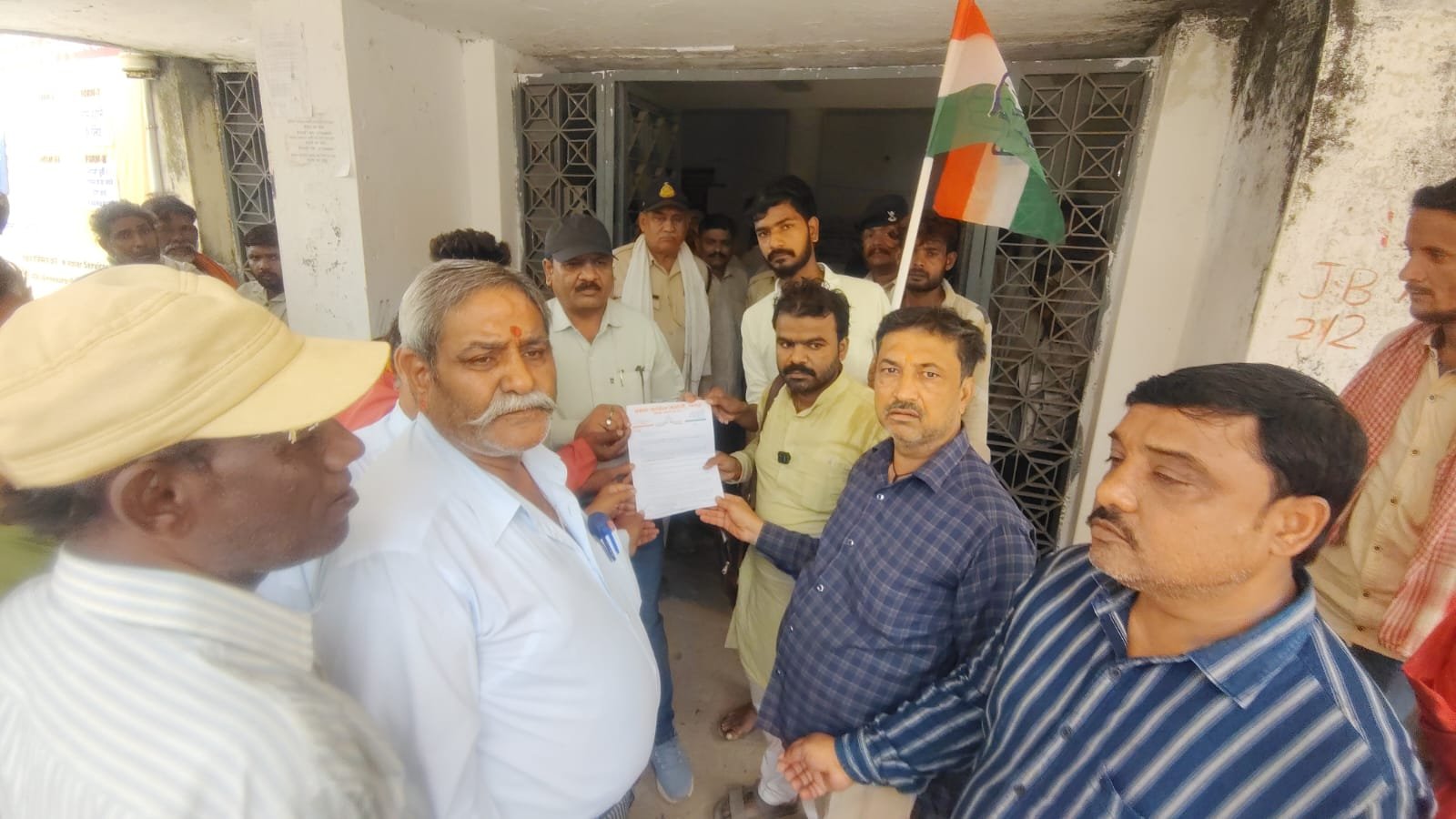 आरसीसी सड़क पर फिर सीसी सड़क बनाने का विरोध, कांग्रेस ने सौंपा ज्ञापन