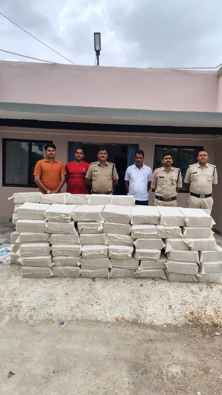 पन्ना पुलिस की बड़ी कार्रवाई, पिकअप से 95 पेटी अवैध शराब जब्त