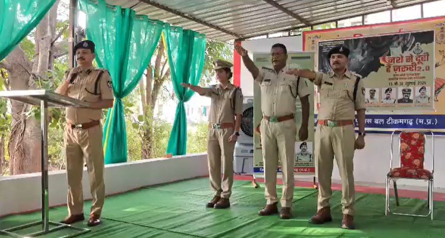 टीकमगढ़: नशे के खिलाफ जंग तेज, डीआईजी और एसपी ने दिखाई हरी झंडी, जिले भर में घूमेंगे 2 जागरूकता रथ
