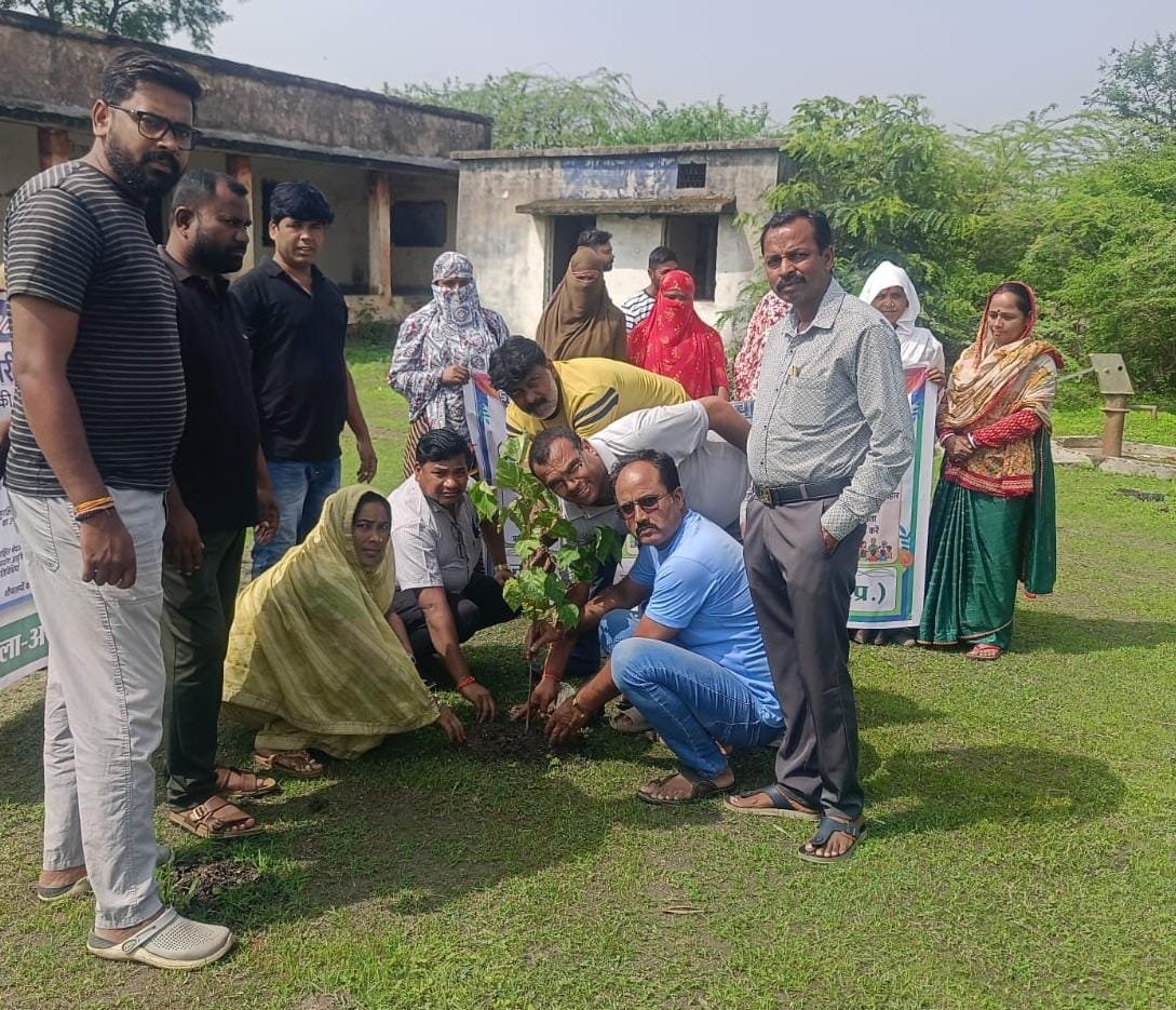 एक पेड़ मां के नाम अभियान के तहत नगर परिषद डूमर कछार में हुआ पौधारोपण