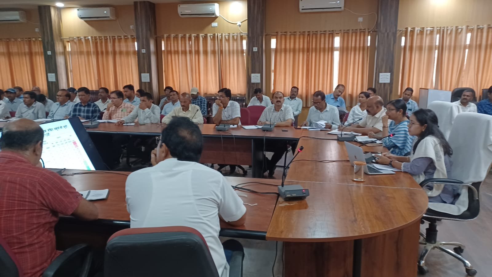 विद्यार्थी नामांकन, अपार आईडी, छात्रवृत्ति, पाठ्य पुस्तक वितरण कार्य की जिला पंचायत सीईओ ने की समीक्षा