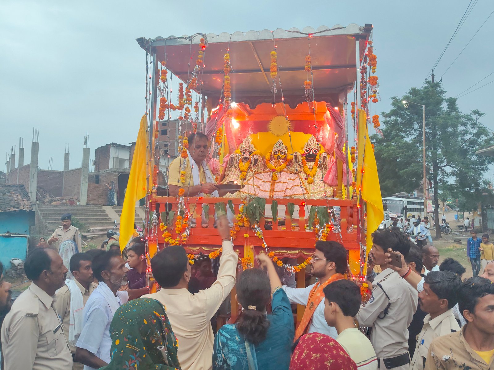 नन्ही पवई से जनकपुर बागरन टोला पहुंची भगवान जगन्नाथ स्वामी की बारात, श्रद्धालुओं ने रंगोली और मंगल कलश से किया भव्य स्वागत