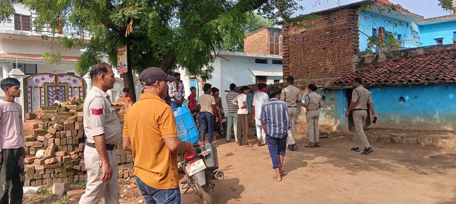 टीकमगढ़ में 4 घरों में चोरी, 30 लाख से ज्यादा का माल साफ, बमोरी कला गांव में चोरों ने तोड़े ताले, पुलिस गश्त पर उठे सवाल