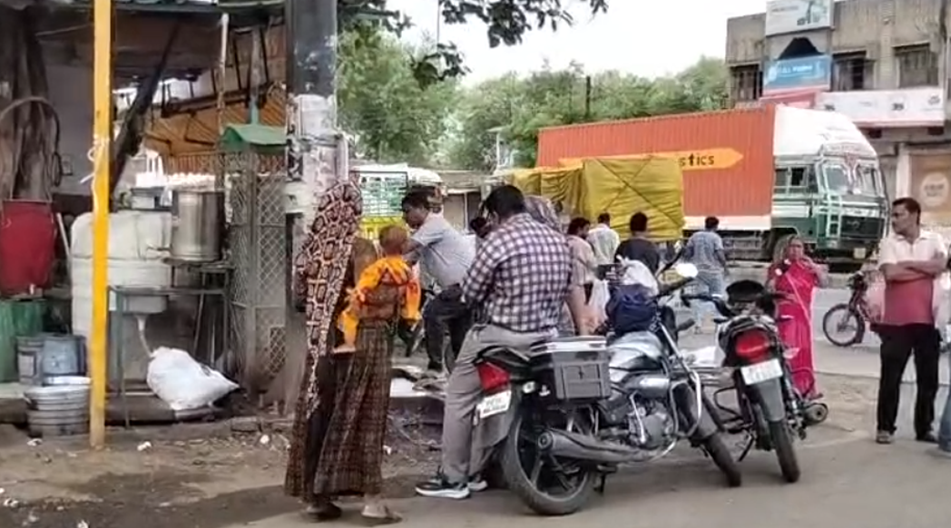 पिपलिया चौपाटी पर साठीया समाज की भिक्षावृत्ति से क्षेत्रवासी परेशान, पुलिस ने सबको खदेड़ा