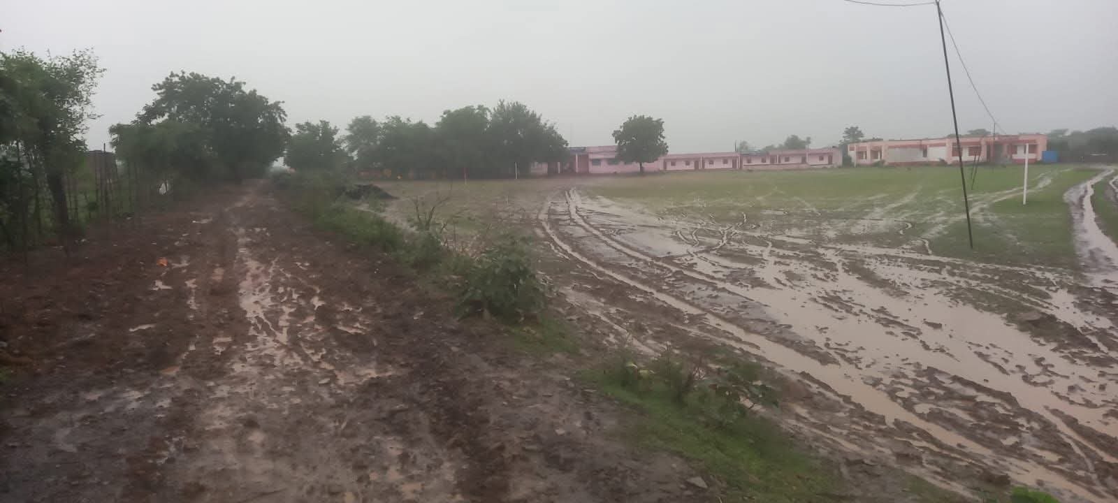 हल्की बारिश में दलदल बना स्कूल का रास्ता, छात्रों-शिक्षकों की बढ़ी परेशानी