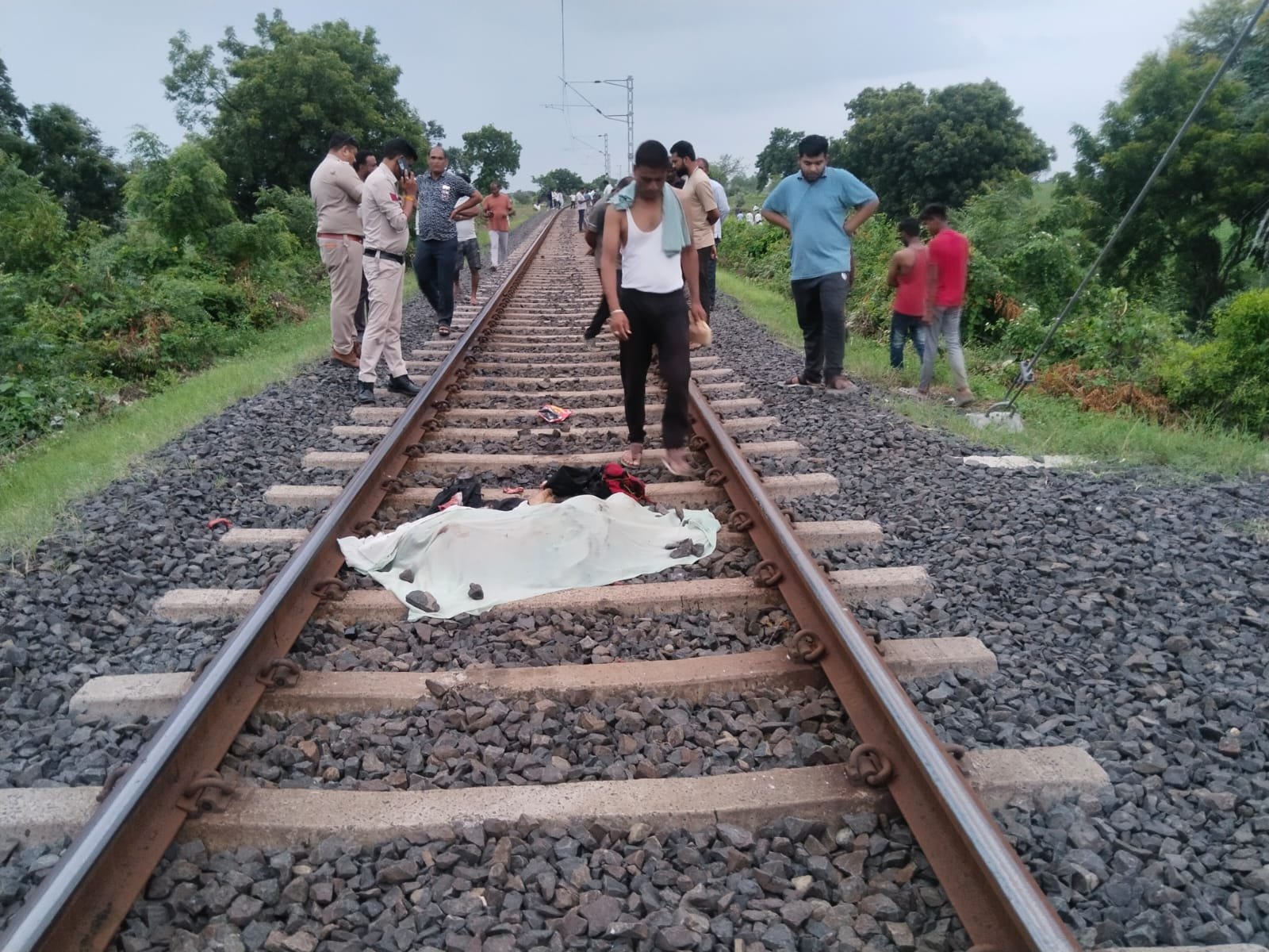 शाजापुर में दर्दनाक हादसा, झूठी अफवाह और मानसिक प्रताड़ना से तंग आकर शिक्षक ने ट्रेन के सामने कूद कर कि अपनी जीवन लीला समाप्त