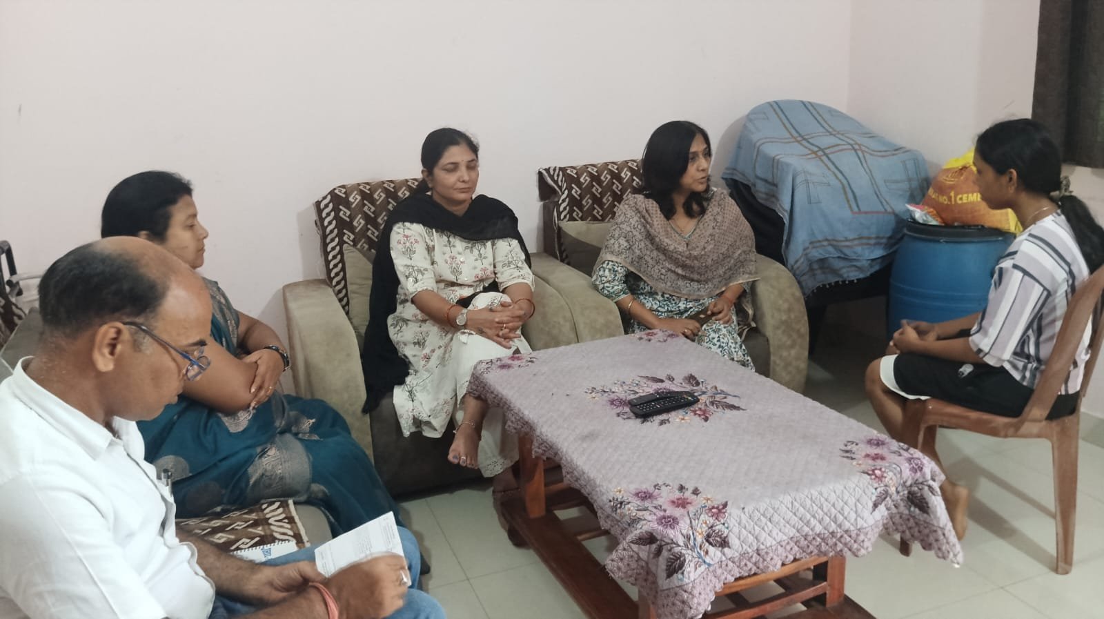 पीएम केयर्स योजना से लाभान्वित बालिका का अधिकारियों ने लिया जायजा