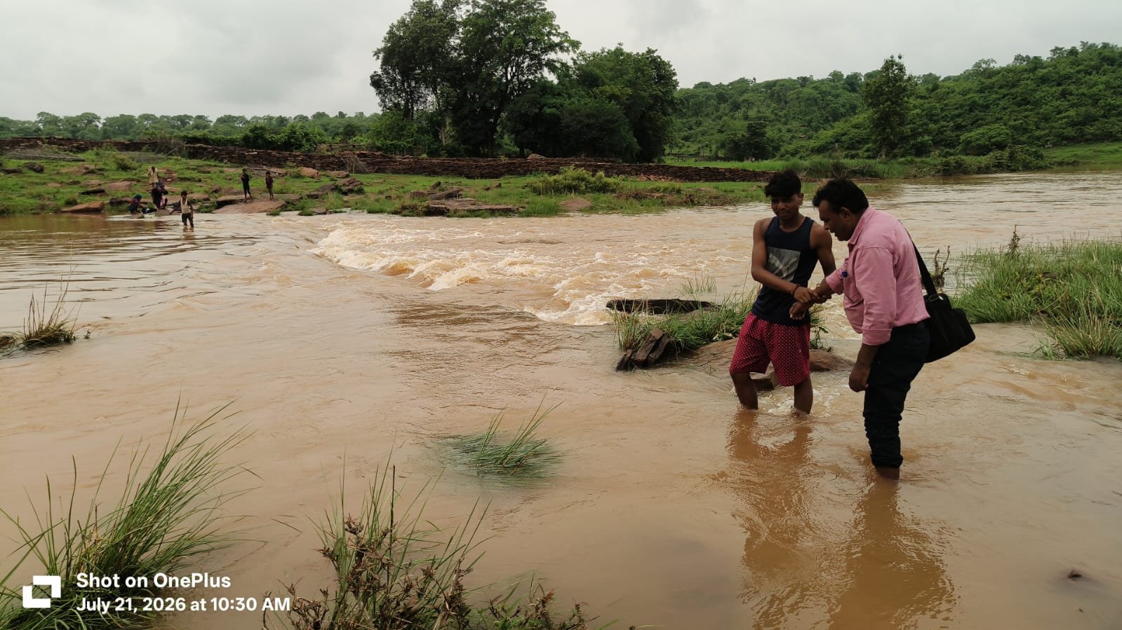 ई-अटेंडेंस के लिए उफनते नाले में उतरा शिक्षक, बहने लगा… ग्रामीणों ने बचाई जान, पन्ना का वीडियो वायरल