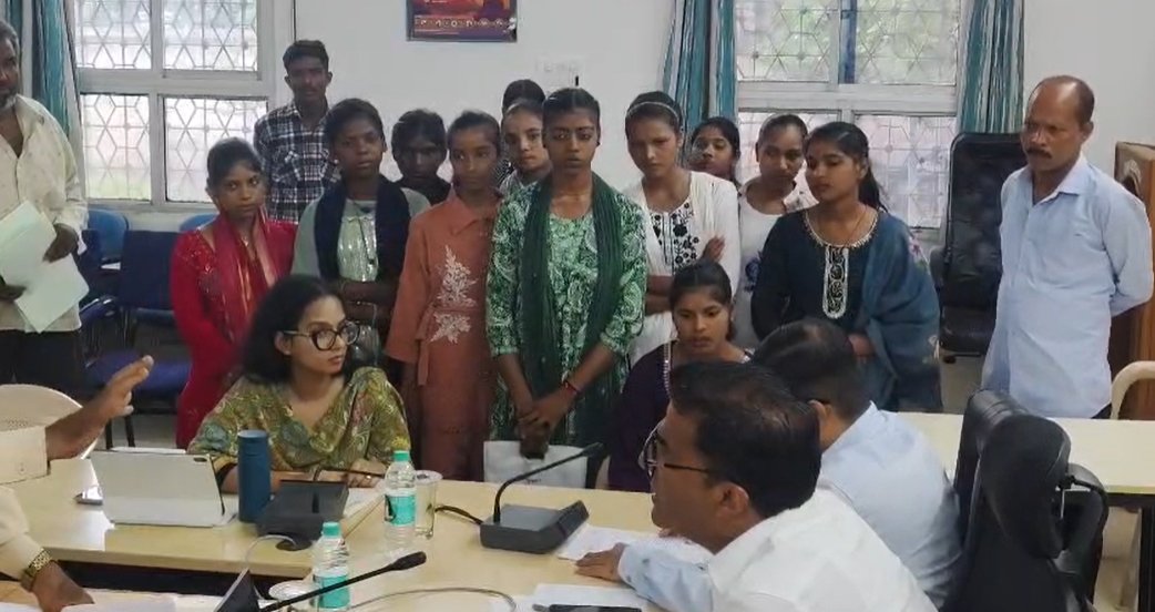 धार में छात्राओं की गुहार! 9 KM दूर स्कूल, कलेक्टर से बस और साइकिल की मांग
