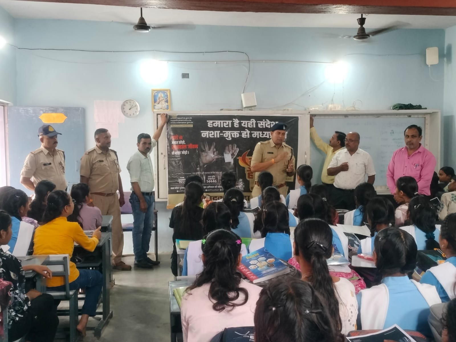 गुरु पूर्णिमा पखवाड़ा कार्यक्रम में थाना प्रभारी मनोज  दुबे ने छात्राओं को किया प्रेरित, शिक्षा व नशा मुक्ति का दिया संदेश
