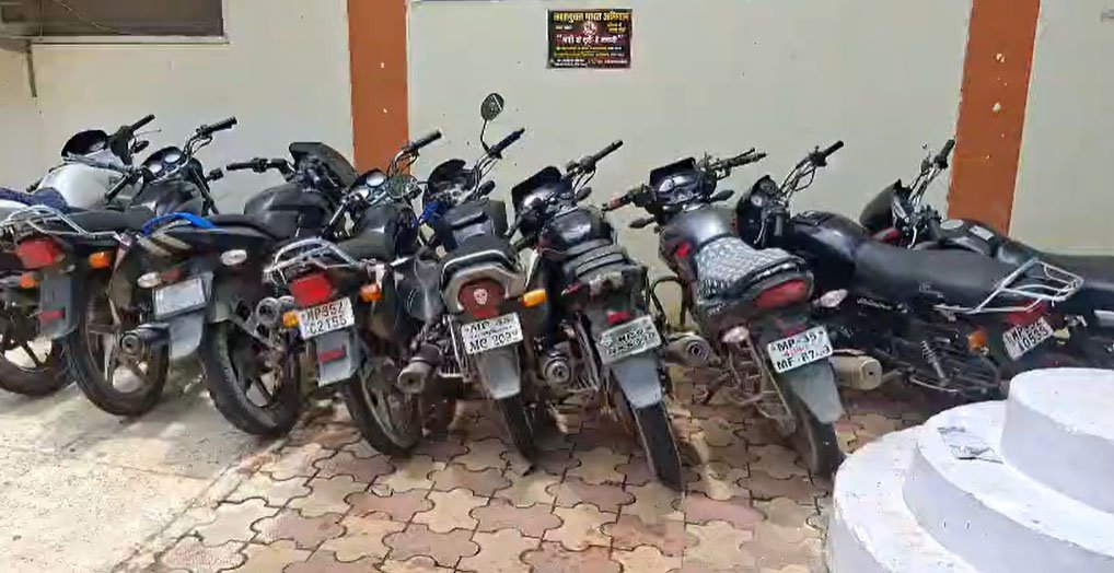 पन्ना में पुलिस की बड़ी स्ट्राइक, पहाड़कोठी में जुआ फड़ पर दबिश, 9 बाइकें व 4.35 लाख का मशरूका जब्त