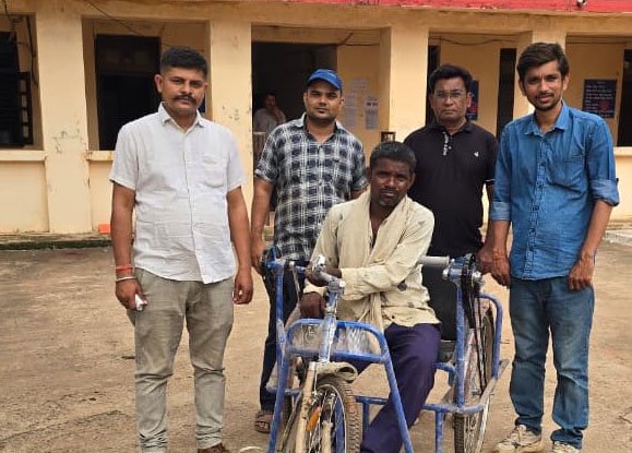 वनकर्मी की संवेदनशील पहल: अतिक्रमण के प्रयास से दिव्यांग ग्रामीण को वन संरक्षण की राह पर लाकर दिलाई त्रिचक्रीय साइकिल