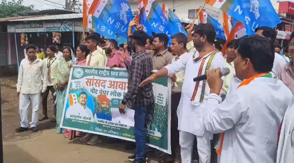 NSUI कार्यकर्ता बोले- धर्मेंद्र प्रधान पर एफआईआर हो:राजेंद्रग्राम में विरोध प्रदर्शन
