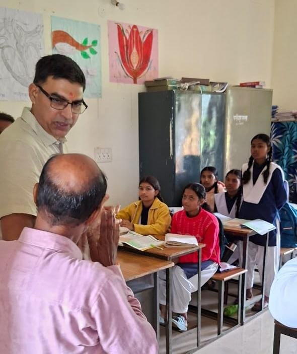 नवागत कलेक्टर श्री रत्नाकर झा ने विद्यालयों एवं छात्रावास का किया निरीक्षण