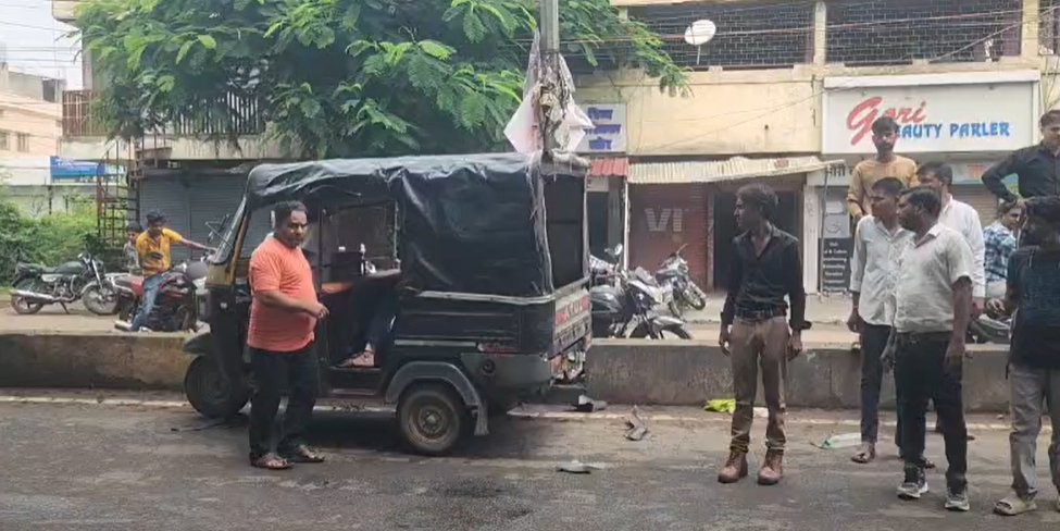 ऑटो पलटा, बाइक सवार दंपती घायल, चपेट में आए बाइक सवार पति-पत्नी