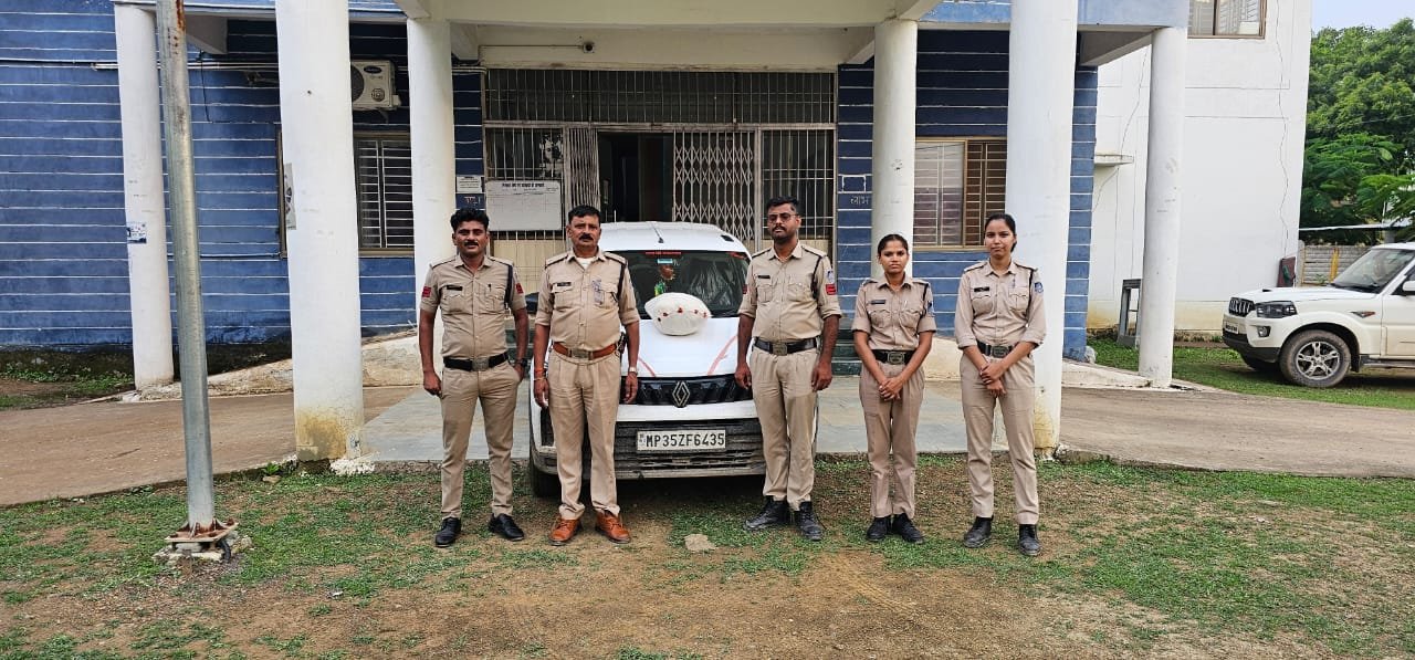 पन्ना पुलिस द्वारा अवैध मादक पदार्थ (गाँजा) की तस्करी करने वाले आरोपी के विरुद्ध बड़ी कार्यवाही, आरोपी के कब्जे से 04 किलो 166 ग्राम अवैध मादक पदार्थ (गाँजा), एक रेनाल्ट ट्राइबर कार एवं अन्य सामग्री जप्त