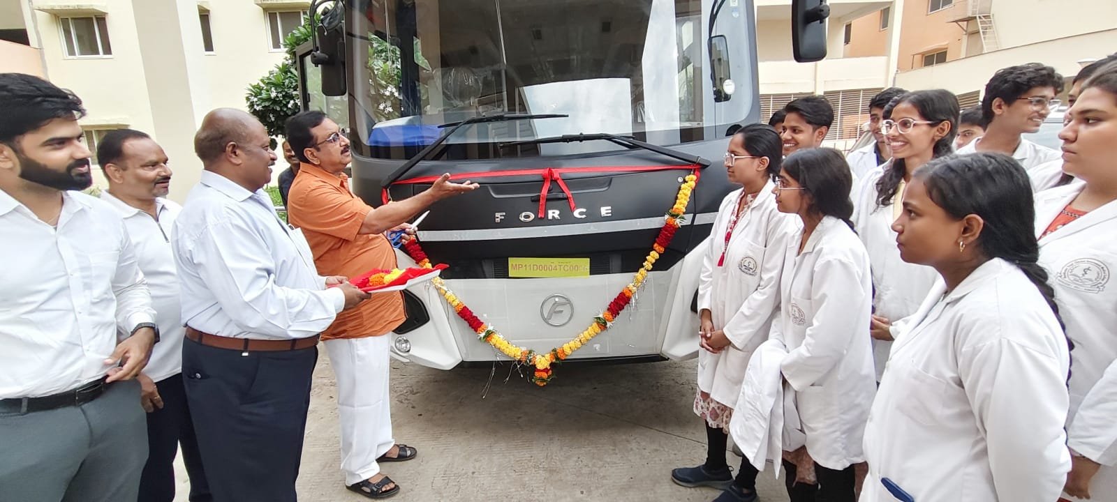 मेडिकल कॉलेज के विद्यार्थियों को मिली एयर कंडीशंड बस की सौगात, मंत्री डॉ. विजय शाह ने बस का लोकार्पण कर विद्यार्थियों के साथ कॉलेज परिसर का भ्रमण किया
