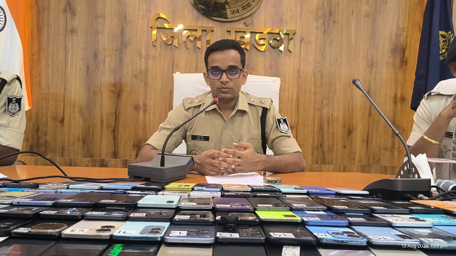 खंडवा पुलिस का बड़ा कमाल! 66 लाख के 383 गुम मोबाइल बरामद, मालिकों को लौटाए