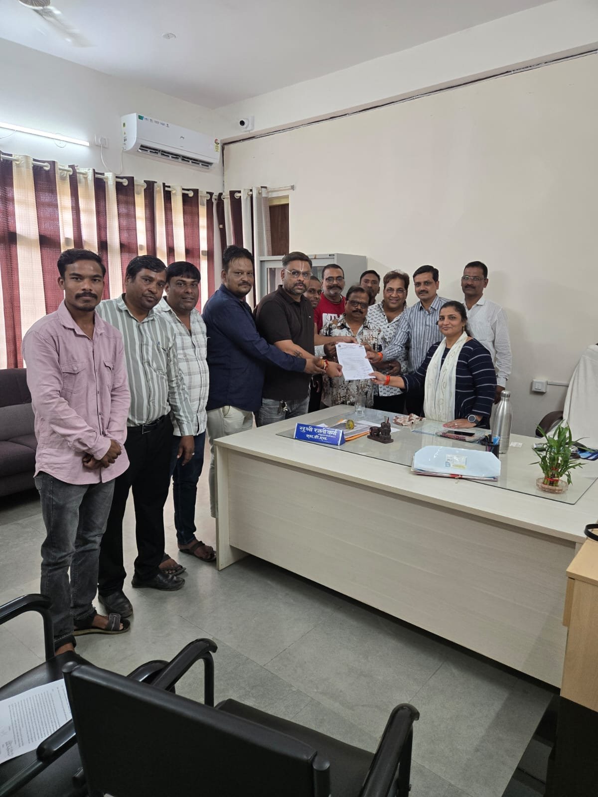 पत्रकार भवन निर्माण हेतु भूमि आवंटन की मांग, पत्रकार संघ खिरकिया ने मुख्यमंत्री के नाम एसडीएम को सौंपा ज्ञापन