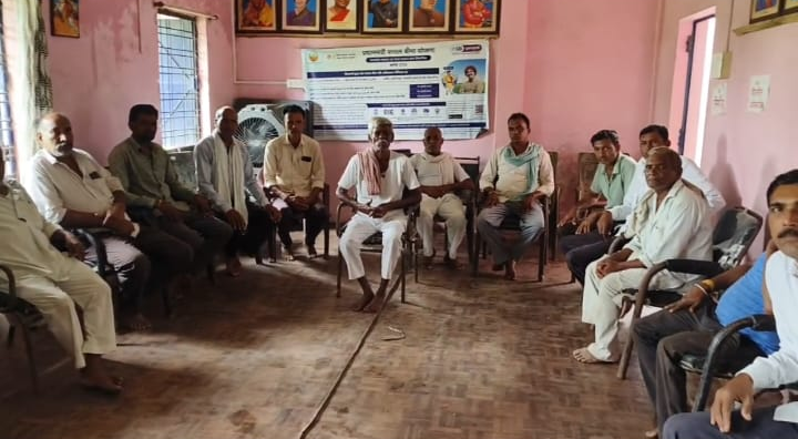 गांव के बीच मोबाइल टावर लगाने पर बवाल! ग्रामीणों का विरोध, बोले- रहवासी इलाके से दूर लगाओ टावर