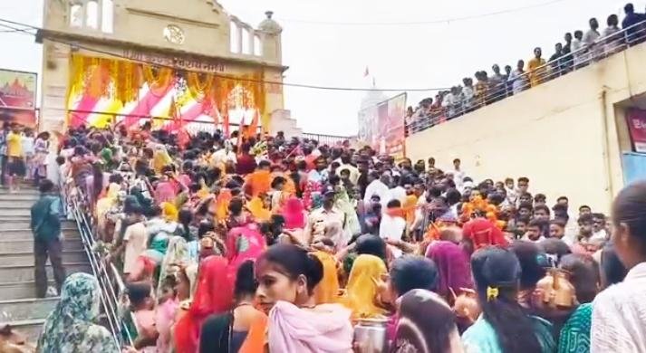 कुंडेश्वर धाम में उमड़ा आस्था का सैलाब, सावन के अंतिम सोमवार पर हजारों भक्तों ने किया जलाभिषेक