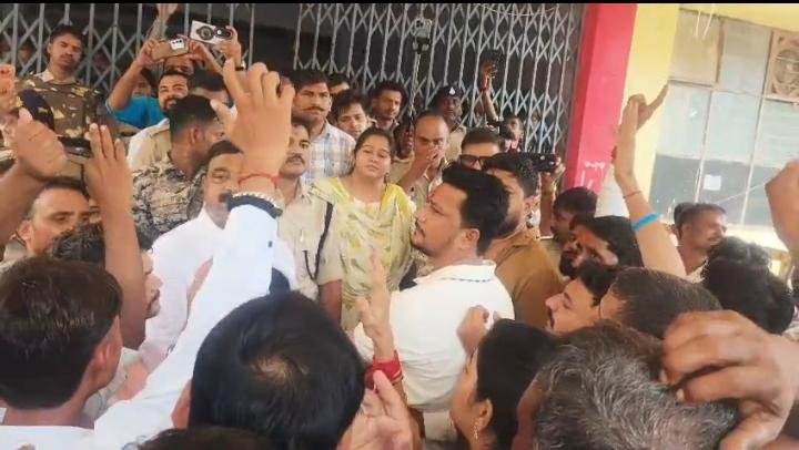 NSUI ने छात्रसंघ चुनाव की मांग को लेकर कलेक्ट्रेट में किया प्रदर्शन