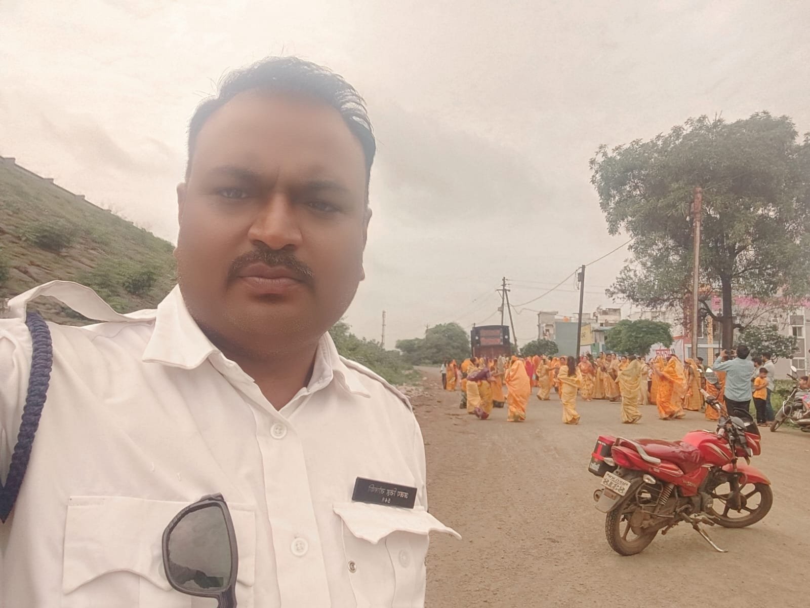 नर सेवा ही नारायण सेवा! श्रावण में कांवड़ियों की सुरक्षा में डटे प्रधान आरक्षक अजय सोलंकी, श्रद्धालुओं ने की जमकर सराहना