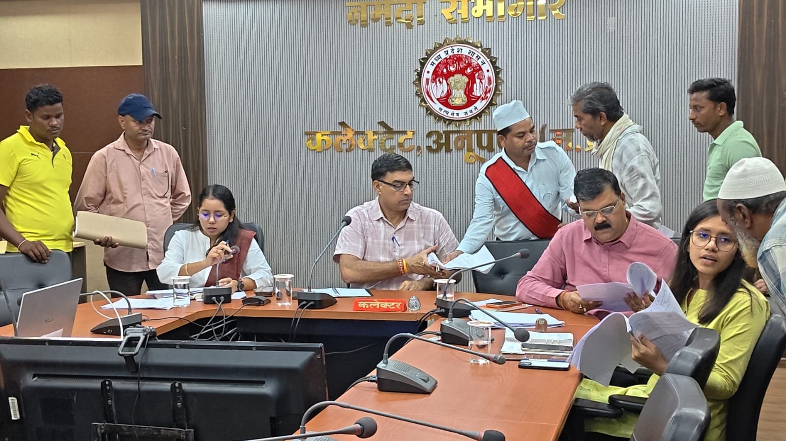 जिला स्तरीय जनसुनवाई में 64 आवेदनों पर हुई सुनवाई,कलेक्टर रत्नाकर झा ने अधिकारियों को आवेदनों के त्वरित एवं संतुष्टिपूर्ण निराकरण के दिए निर्देश