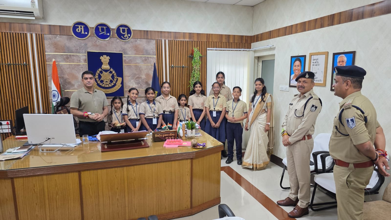बच्चियों ने पुलिस अफसरों की कलाई पर बांधी राखी! मिठाई खिलाकर दिया सुरक्षा का संदेश, भावुक हुआ माहौल