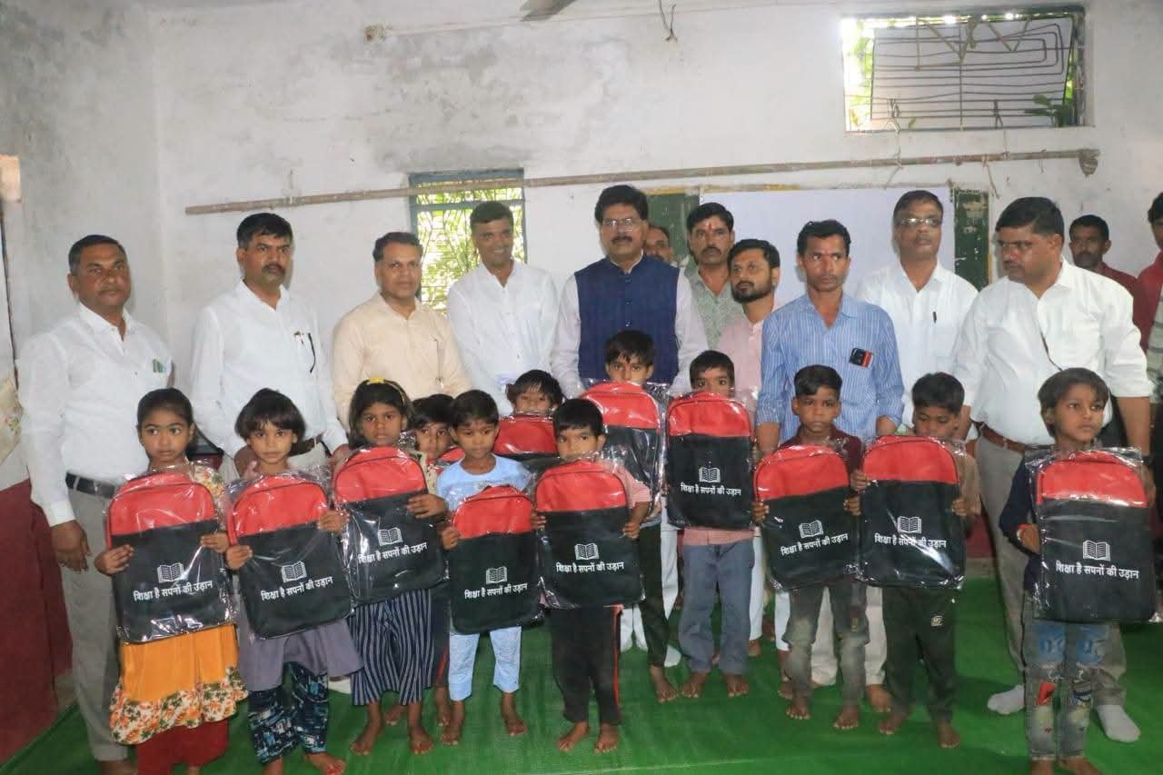 जनविश्वास अभियान में गांव-गांव पहुंचे अधिकारी, स्कूलों, आंगनबाडी से लेकर राशन दुकानों तक व्यवस्थाओं का लिया जायजा