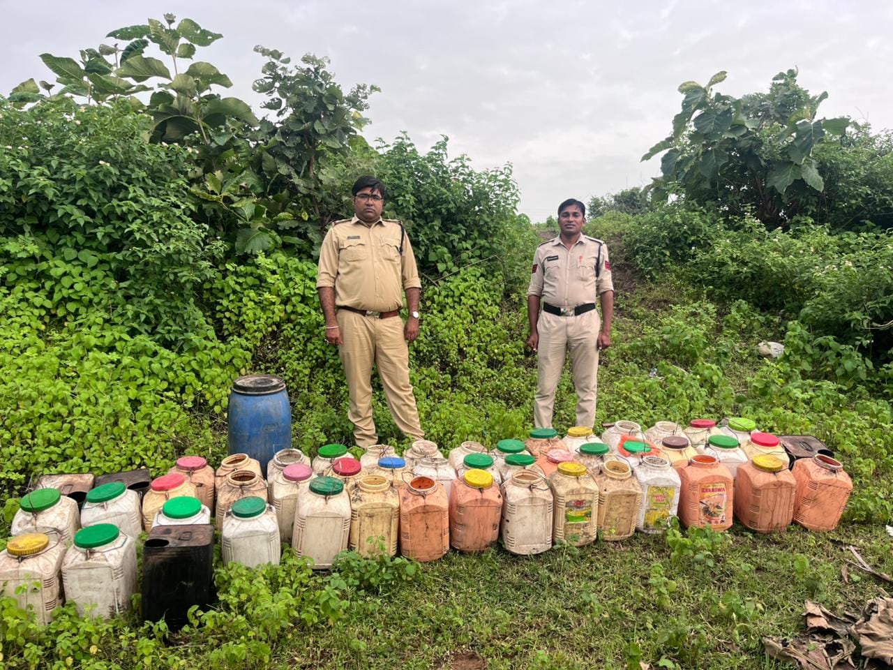 पुनासा क्षेत्र के गांवों में अवैध मदिरा संग्रहण एवं विक्रय के विरुद्ध आबकारी विभाग की कार्यवाही