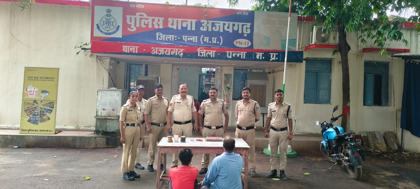 संतान प्राप्ति की पूजा का झांसा देकर आभूषण ठगने वाले 2 आरोपी गिरफ्तार, जादू और हाथ की सफाई दिखाकर बनाते थे लोगों को शिकार, ₹1.30 लाख का मशरूका बरामद