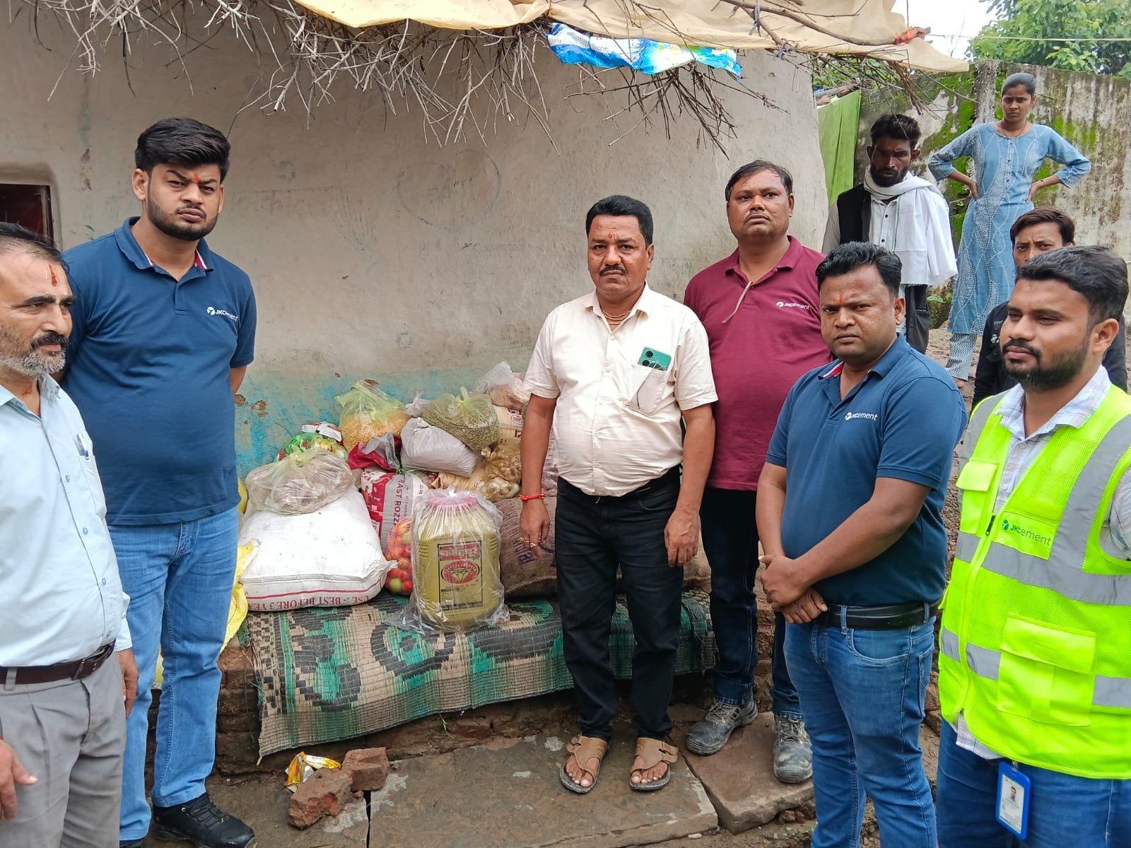 बोरवेल हादसे में पिता और दो बेटों की मौत: जेके सीमेंट ने बढ़ाया मदद का हाथ, पीड़ित परिवार को सौंपी खाद्य सामग्री