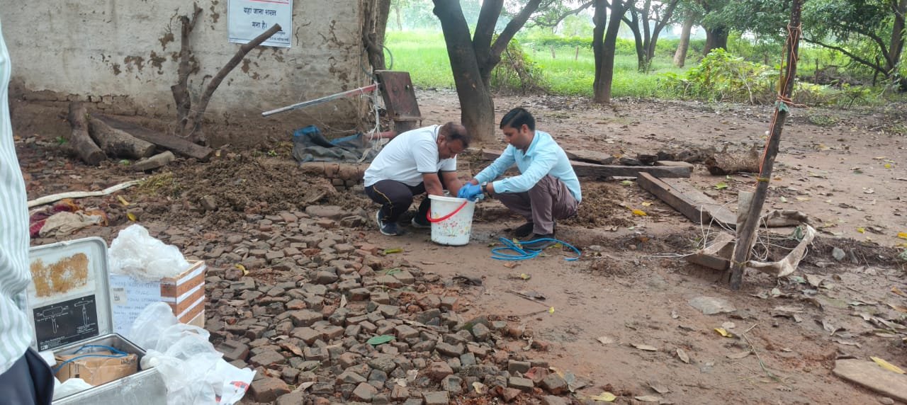 नारायणपुरा बोरवेल हादसा:  ONGC देहरादून की टीम ने लिए पानी और गैस के सैंपल, लैब रिपोर्ट आने में लगेंगे 2 से 3 सप्ताह, विशेषज्ञों ने ग्रामीणों को खुले बोरवेल-कुओं में उतरने से पहले ऑक्सीजन जांचने की दी सलाह