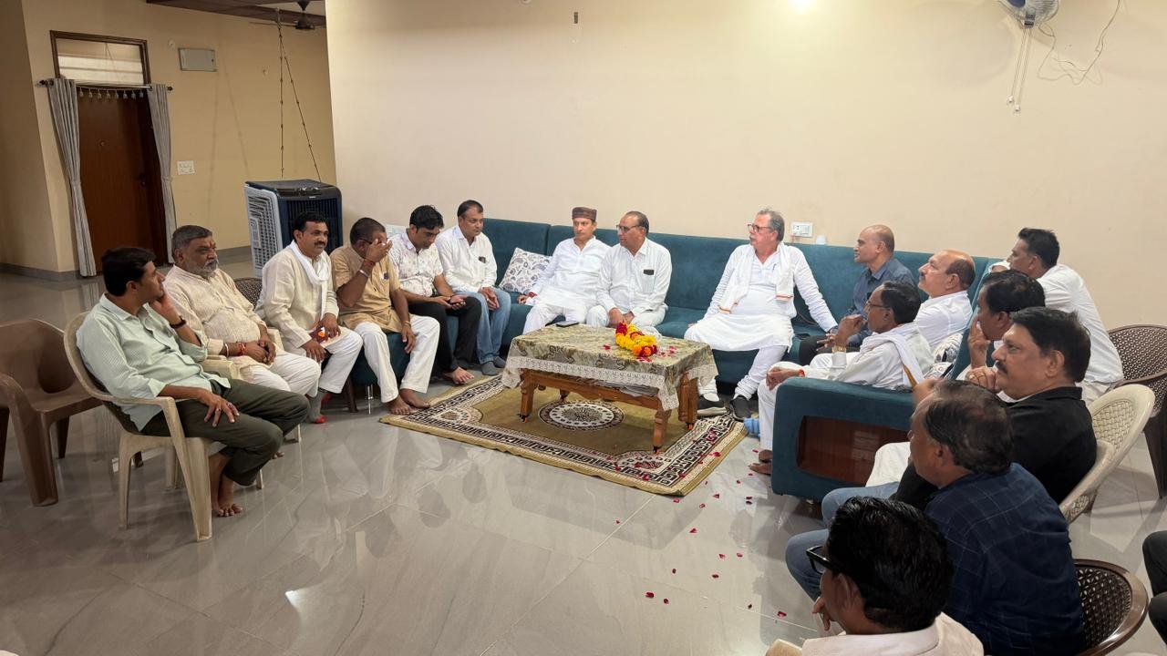 खलघाट में कांग्रेसजनों से मिले पूर्व नेता प्रतिपक्ष अजय सिंह 'राहुल भैय्या'