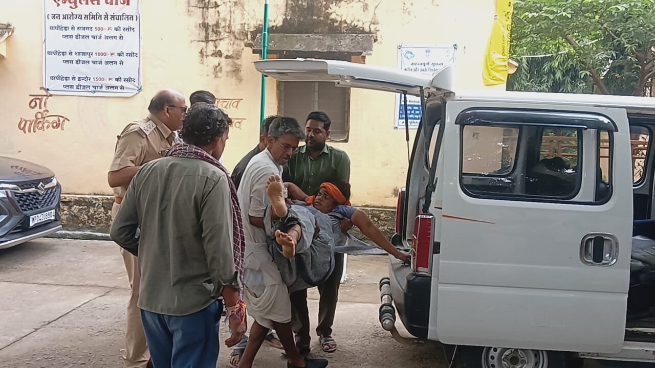अज्ञात पिकअप वाहन की टक्कर से पति-पत्नी पुत्री गंभीर रूप से घायल, प्राथमिक उपचार के दौरान जिला अस्पताल किया रेफर, अज्ञात वाहन की तलाश में जूठी पुलिस