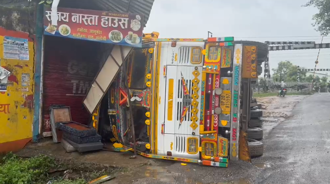 उमरिया में बड़ा हादसा टला, लट्ठों से भरा भारी वाहन पलटा, गुमटी क्षतिग्रस्त
