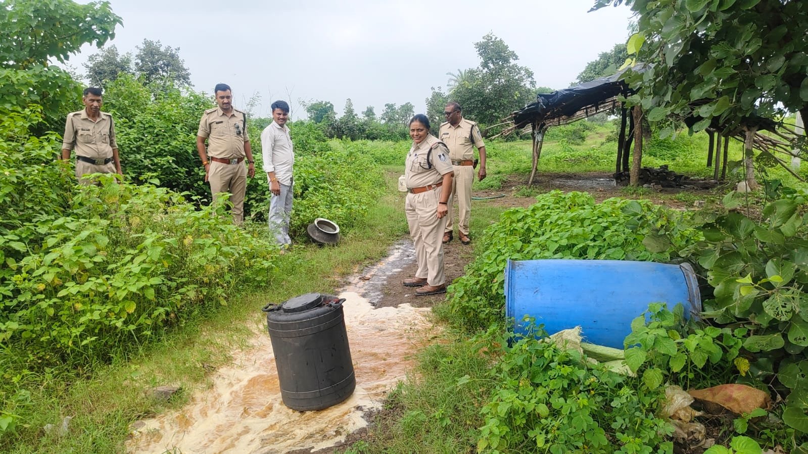सागर में शराब से मौतों के बाद शाजापुर में भी जागा आबकारी अमला, 5600 लीटर लहान जब्त, कच्ची शराब के खिलाफ दूसरे दिन भी कार्रवाई, भट्ठियों पर दबिश देकर नष्ट किया लहान; सवाल—पहले क्यों नहीं हुई ऐसी सख्ती?