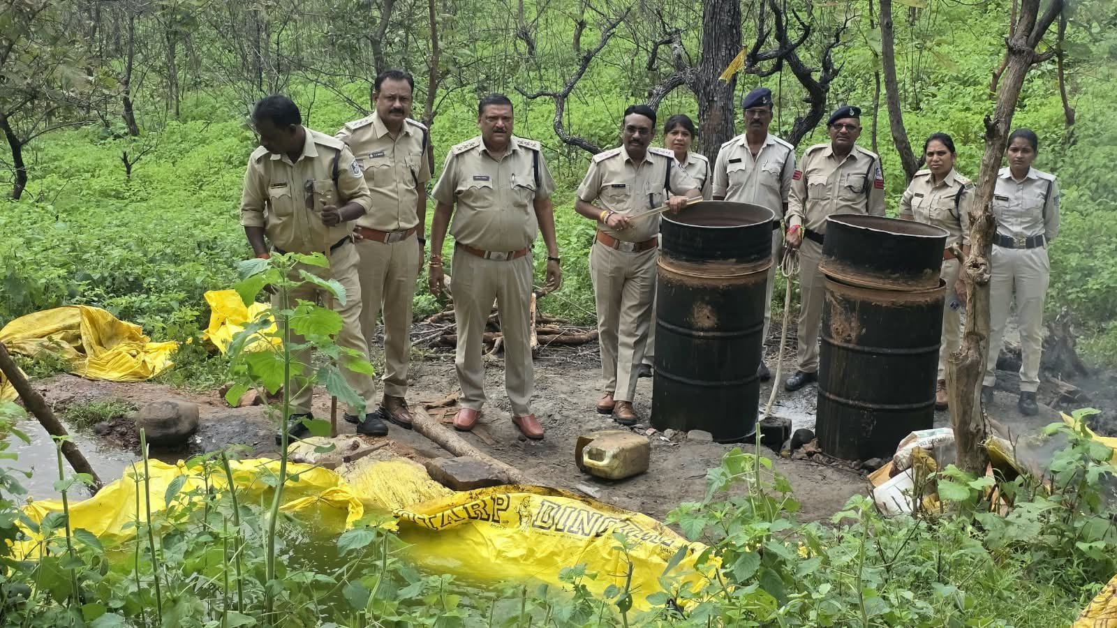 ओंकारेश्वर के आसपास के क्षेत्र में मदिरा के अवैध संग्रहण व विक्रय के विरुद्ध आबकारी विभाग ने की कार्यवाही