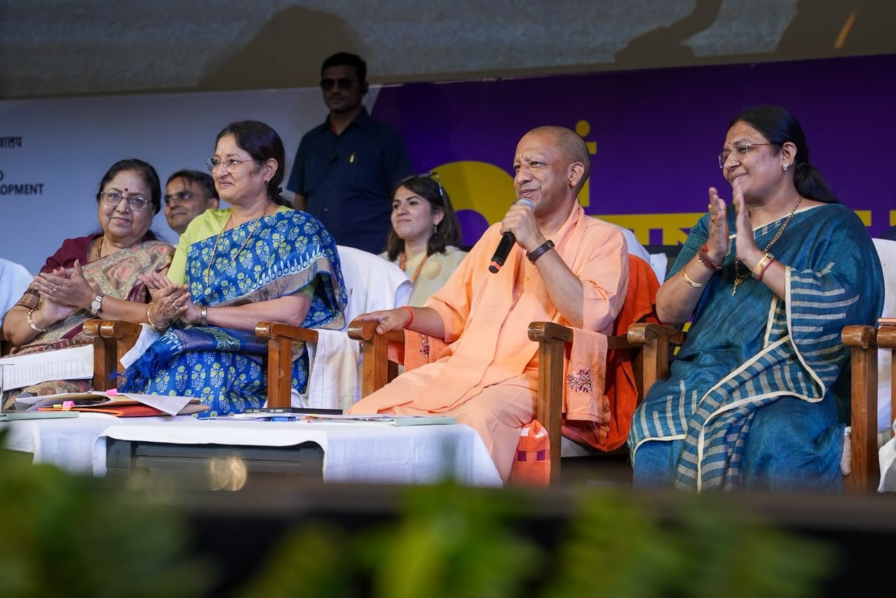 मुख्यमंत्री योगी आदित्यनाथ जी के साथ काशी में सावित्री ठाकुर ने दिया " सही पोषण - देश रोशन का संदेश