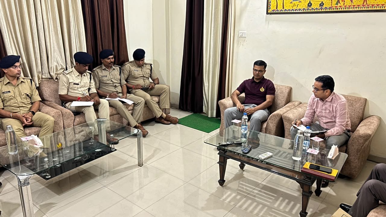 आगामी त्योहारों के चलते कानून व्यवस्था व सुरक्षा को लेकर पुलिस अधीक्षक ने की समीक्षा बैठक