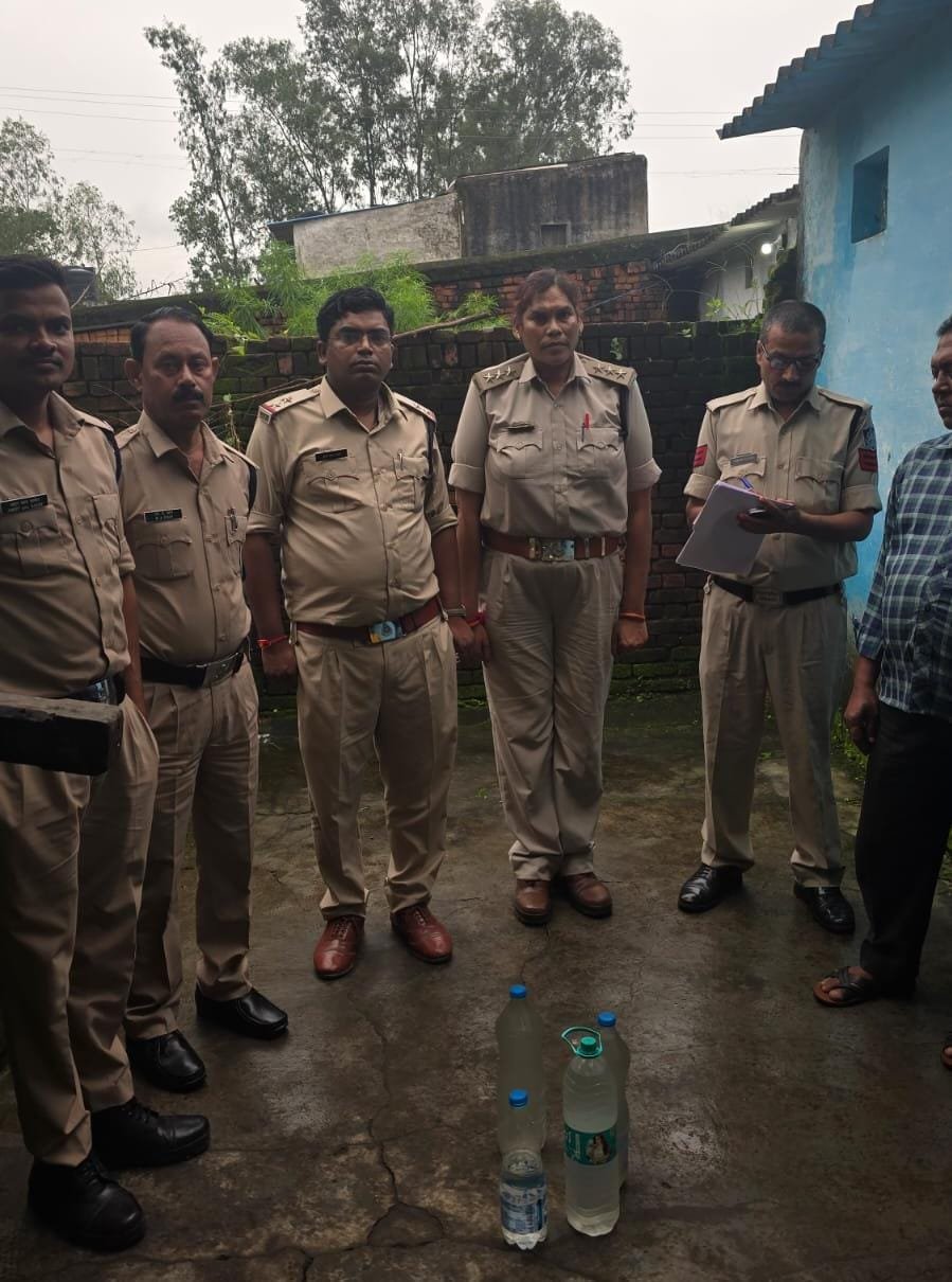 अवैध मदिरा के विरुद्ध आबकारी विभाग की कार्रवाई, 13 प्रकरणों में 57 लीटर हाथ भट्टी मदिरा जप्त